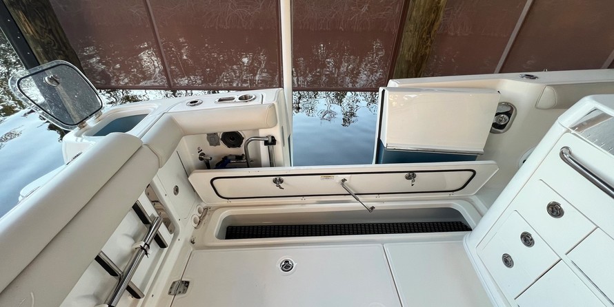 Boston Whaler 350 Outrage