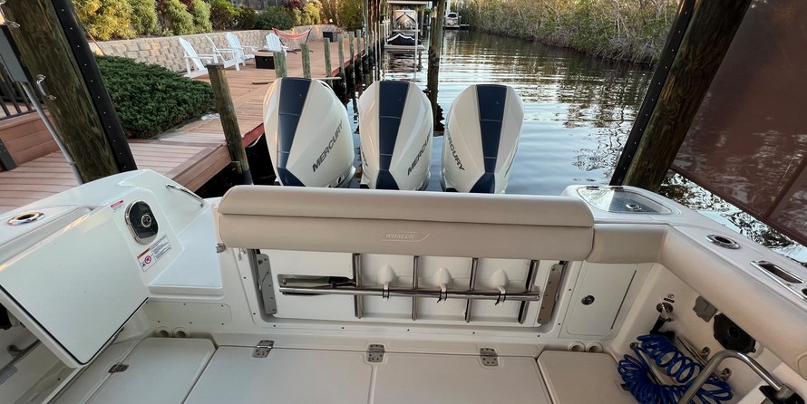 Boston Whaler 350 Outrage