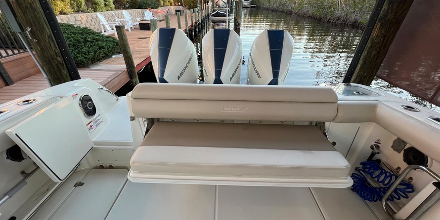 Boston Whaler 350 Outrage