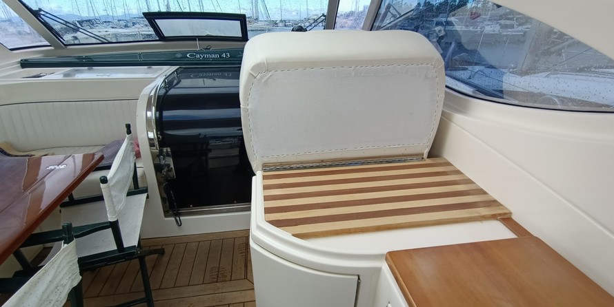 Cayman 43