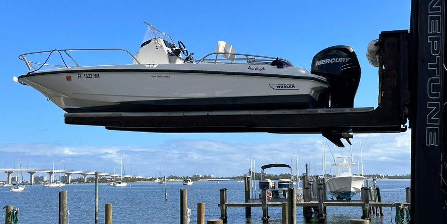 Boston Whaler 210 Dauntless