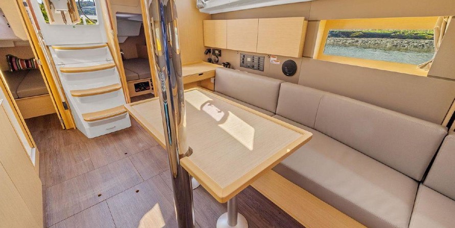 Beneteau Oceanis 38