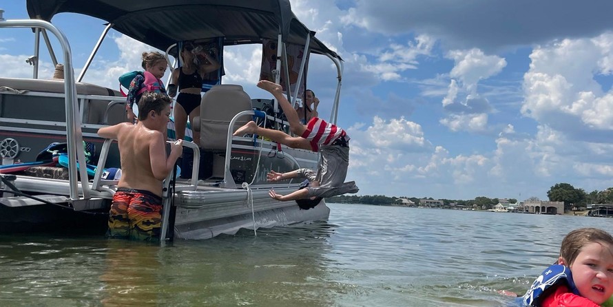 Sun Tracker Party Barge 20 DLX