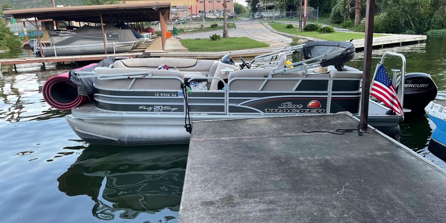 Sun Tracker Party Barge 20 DLX