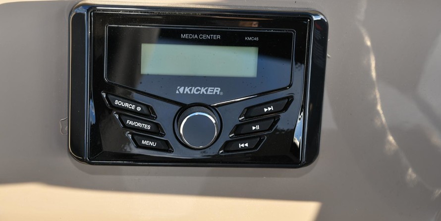 Sun Tracker SportFish 22 DLX