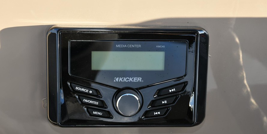 Sun Tracker SportFish 22 DLX