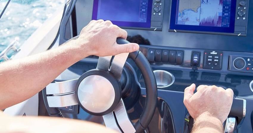 Quicksilver Activ 875 Sundeck