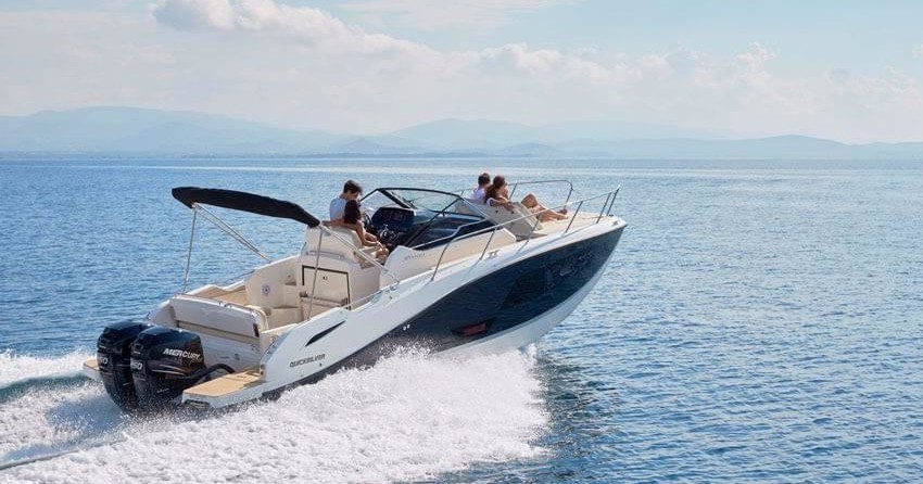 Quicksilver Activ 875 Sundeck