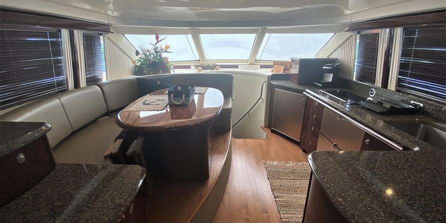 Sea Ray 580 Sedan Bridge