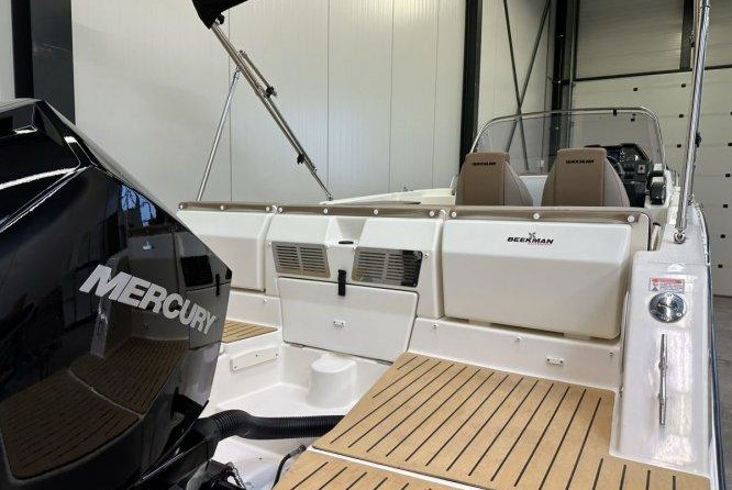Quicksilver Activ 755 Sundeck