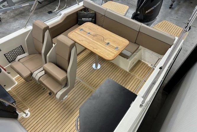 Quicksilver Activ 755 Sundeck