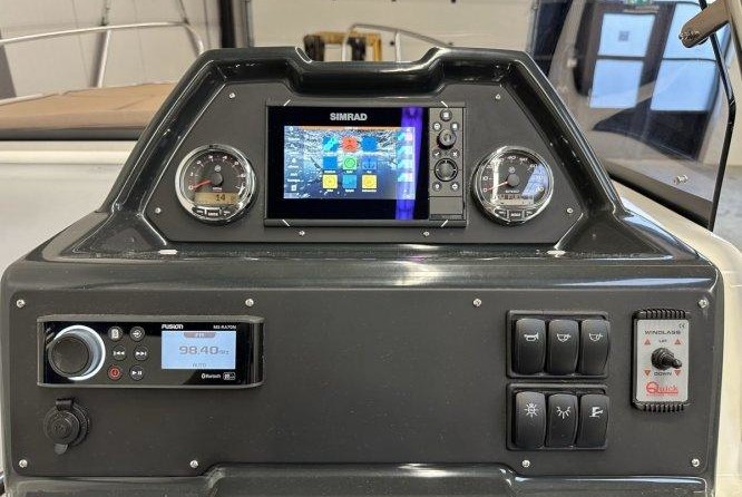 Quicksilver Activ 755 Sundeck