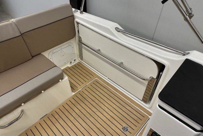 Quicksilver Activ 755 Sundeck