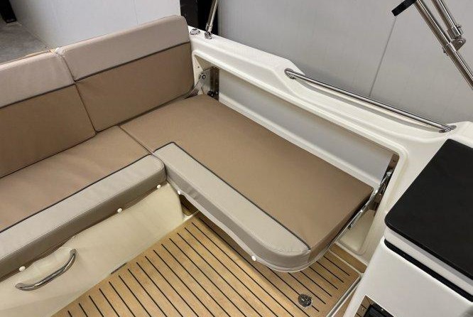 Quicksilver Activ 755 Sundeck