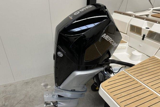 Quicksilver Activ 755 Sundeck