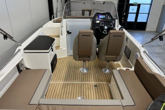 Quicksilver Activ 755 Sundeck