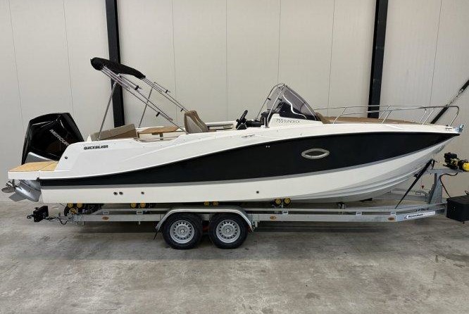 Quicksilver Activ 755 Sundeck