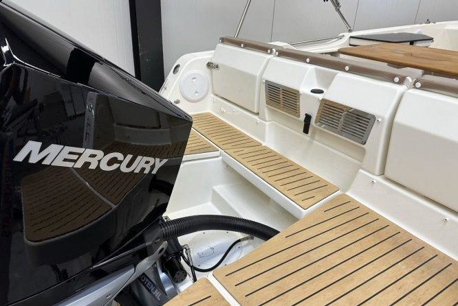 Quicksilver Activ 755 Sundeck