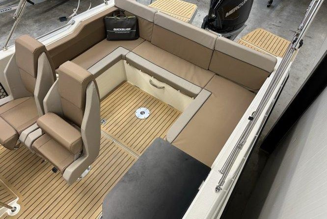 Quicksilver Activ 755 Sundeck