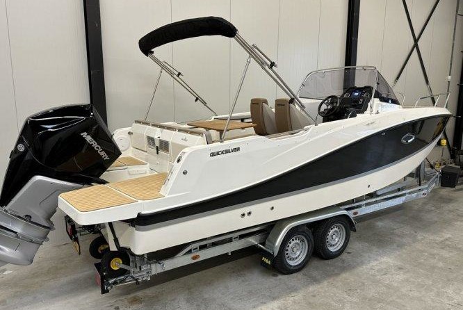 Quicksilver Activ 755 Sundeck