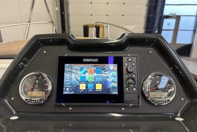 Quicksilver Activ 755 Sundeck