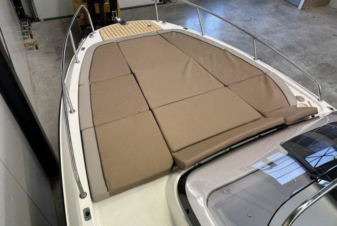 Quicksilver Activ 755 Sundeck