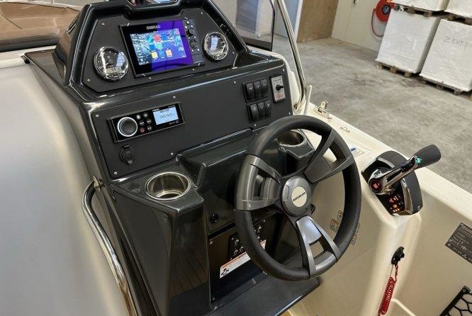 Quicksilver Activ 755 Sundeck