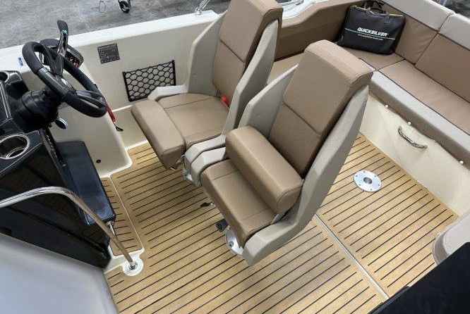 Quicksilver Activ 755 Sundeck