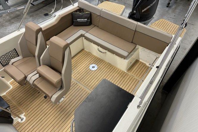 Quicksilver Activ 755 Sundeck