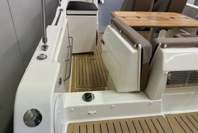 Quicksilver Activ 755 Sundeck