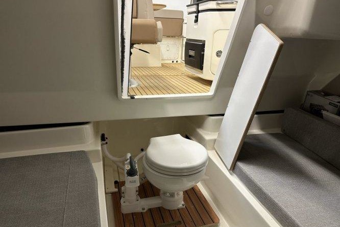 Quicksilver Activ 755 Sundeck