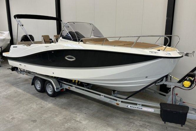 Quicksilver Activ 755 Sundeck