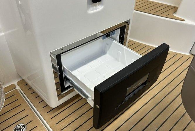 Quicksilver Activ 755 Sundeck