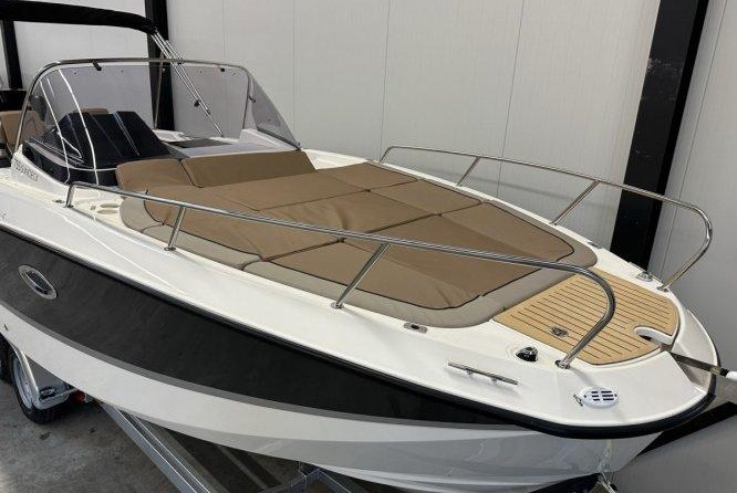 Quicksilver Activ 755 Sundeck