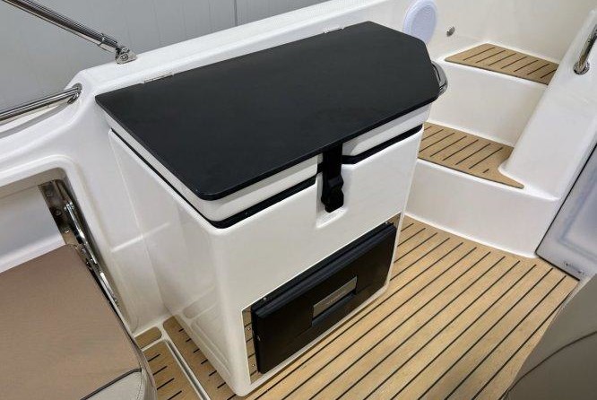 Quicksilver Activ 755 Sundeck