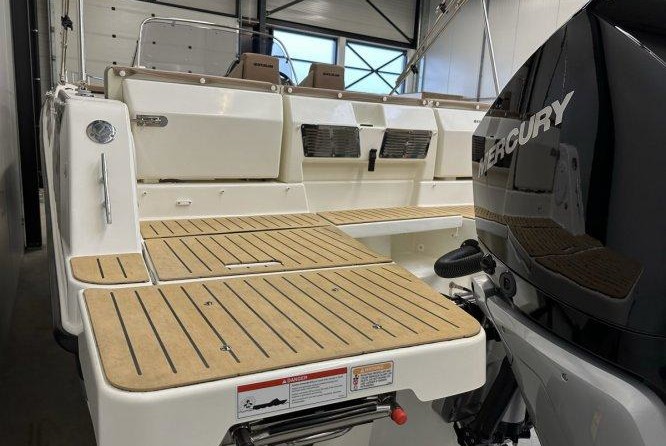 Quicksilver Activ 755 Sundeck