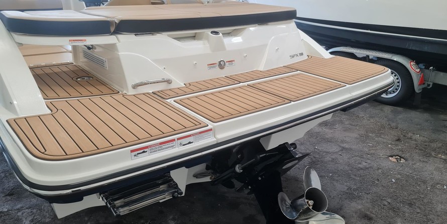 Sea Ray SPX 210