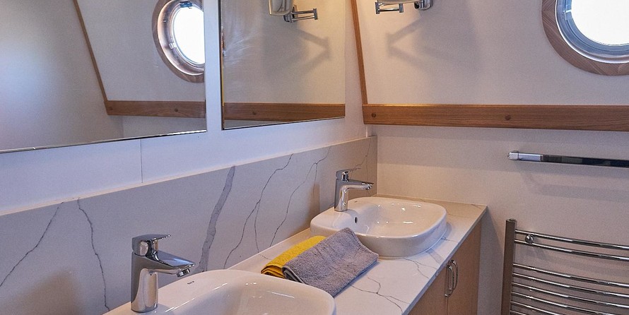 Wide beam narrowboat 65 x 12 hanbury monarch