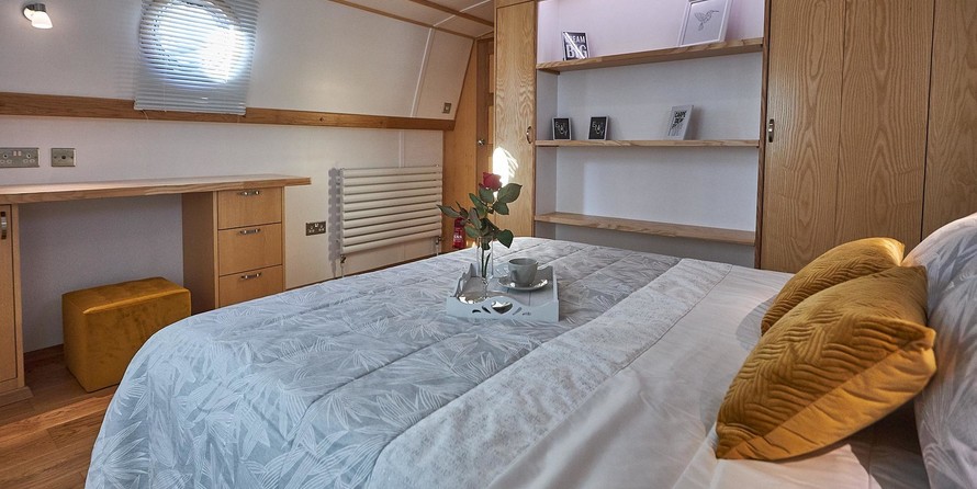 Wide beam narrowboat 65 x 12 hanbury monarch