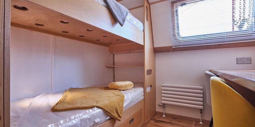 Wide beam narrowboat 65 x 12 hanbury monarch