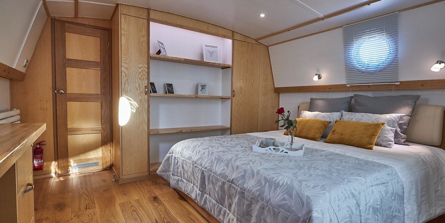 Wide beam narrowboat 65 x 12 hanbury monarch