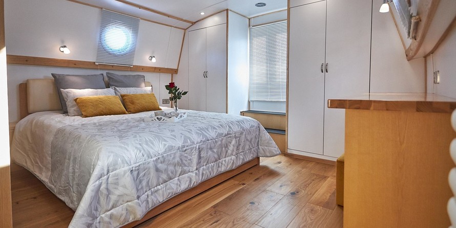 Wide beam narrowboat 65 x 12 hanbury monarch