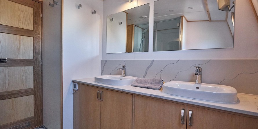 Wide beam narrowboat 65 x 12 hanbury monarch