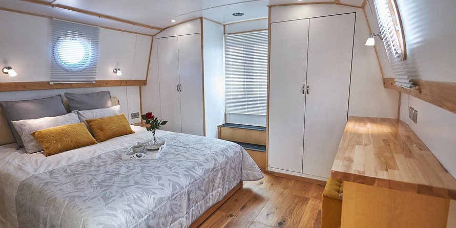 Wide beam narrowboat 65 x 12 hanbury monarch