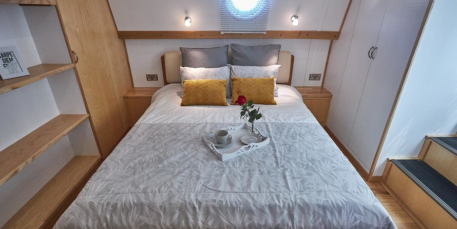 Wide beam narrowboat 65 x 12 hanbury monarch