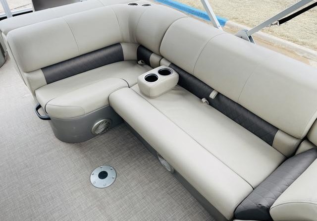 Sun Tracker Fishin Barge 20 DLX