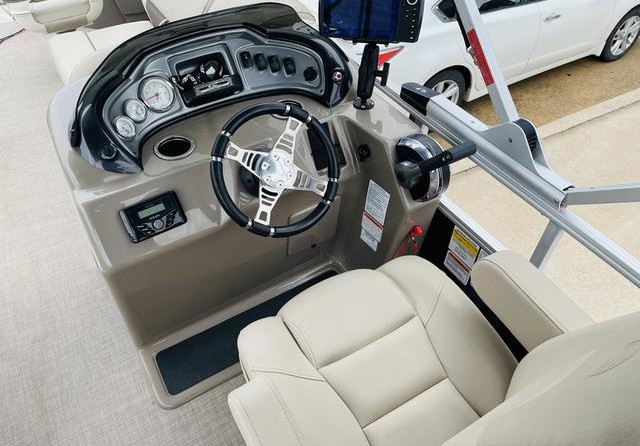 Sun Tracker Fishin Barge 20 DLX