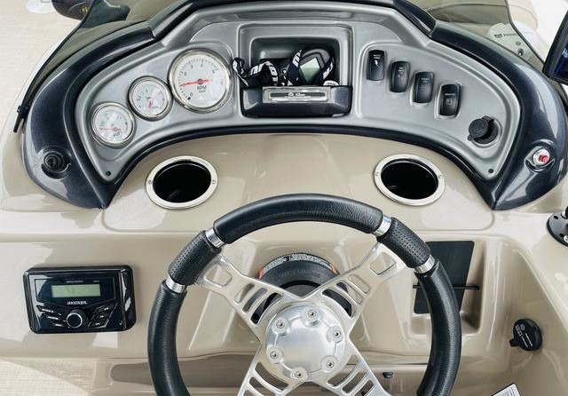 Sun Tracker Fishin Barge 20 DLX