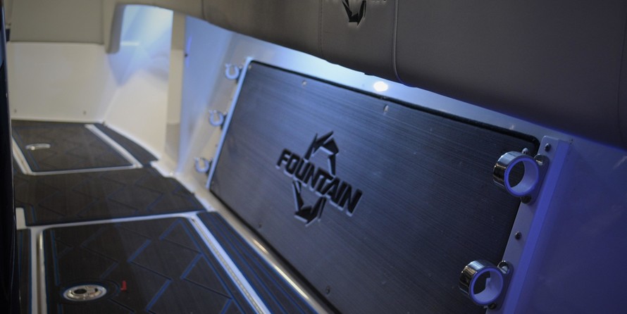 Fountain 38 center console te