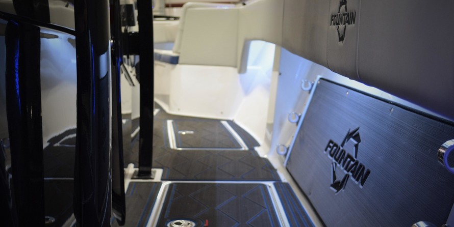 Fountain 38 center console te
